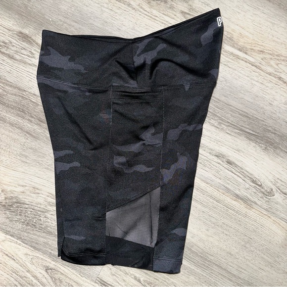 💝PINK Active NWT Camo Workout Shorts 4" Inseam Size Small - Picture 2 of 5